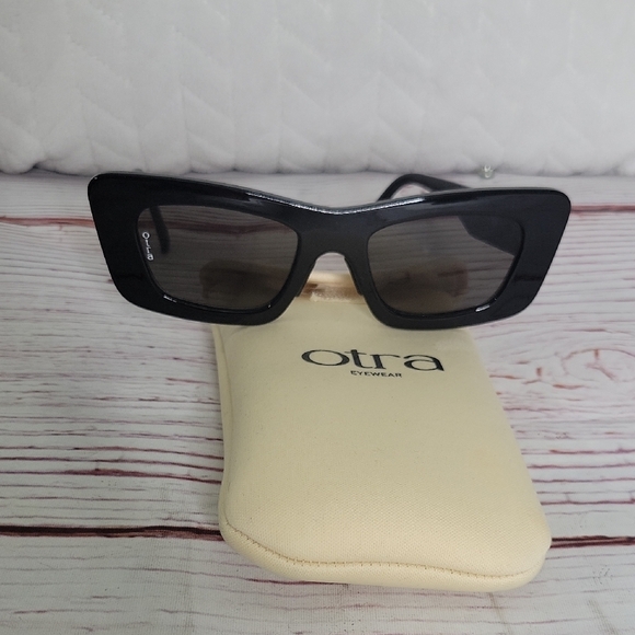 OTRA ZOE Black/Smoke Sunglasses - Picture 2 of 9